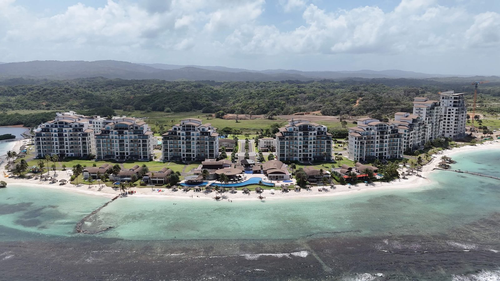 Vista aérea de la costa de Playa Escondida con sus edificios frente al mar y el arrecife