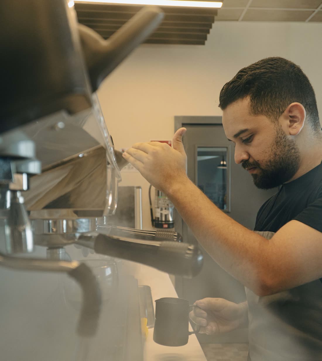 Barista de Durán Coffee Store preparando un espresso en la máquina