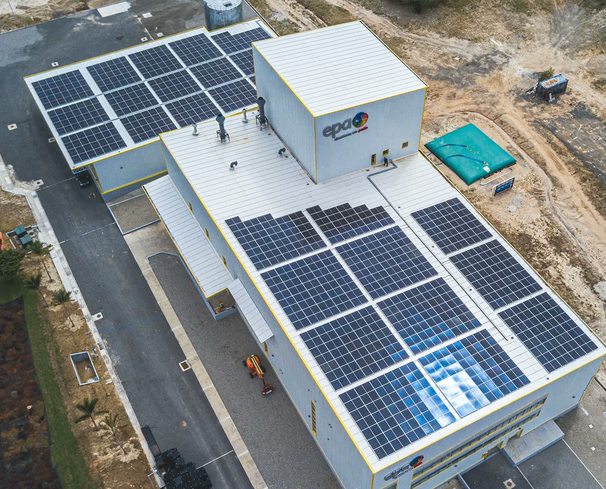 Vista aérea de la planta de Café Durán en Garicín, Penonomé, con el techo cubierto de paneles solares