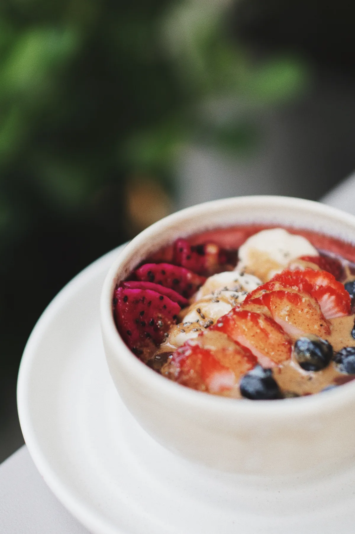 Bowl de açaí con banana, fresas y blueberries