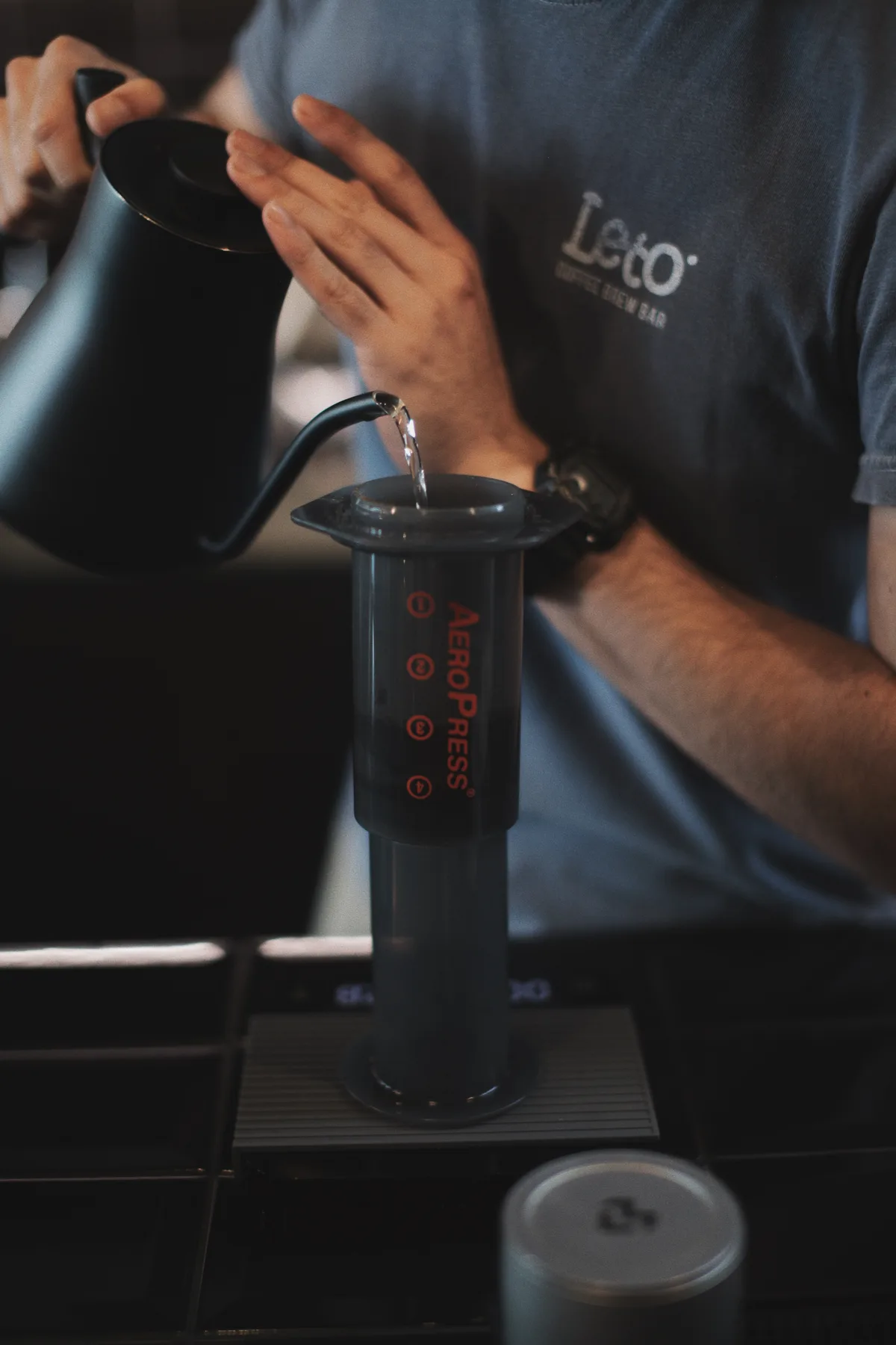 Barista de Leto Coffee preparando café con Aeropress
