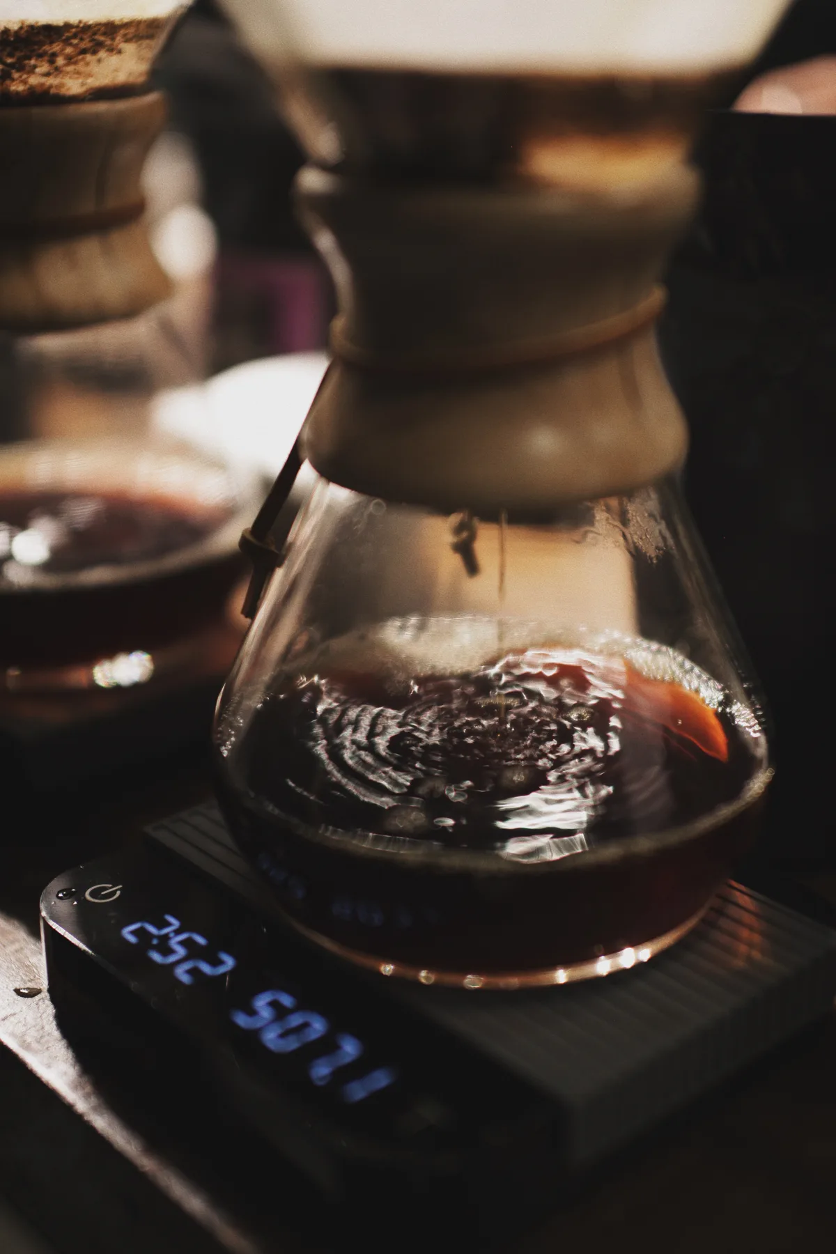 Café filtrado en Chemex sobre una balanza digital