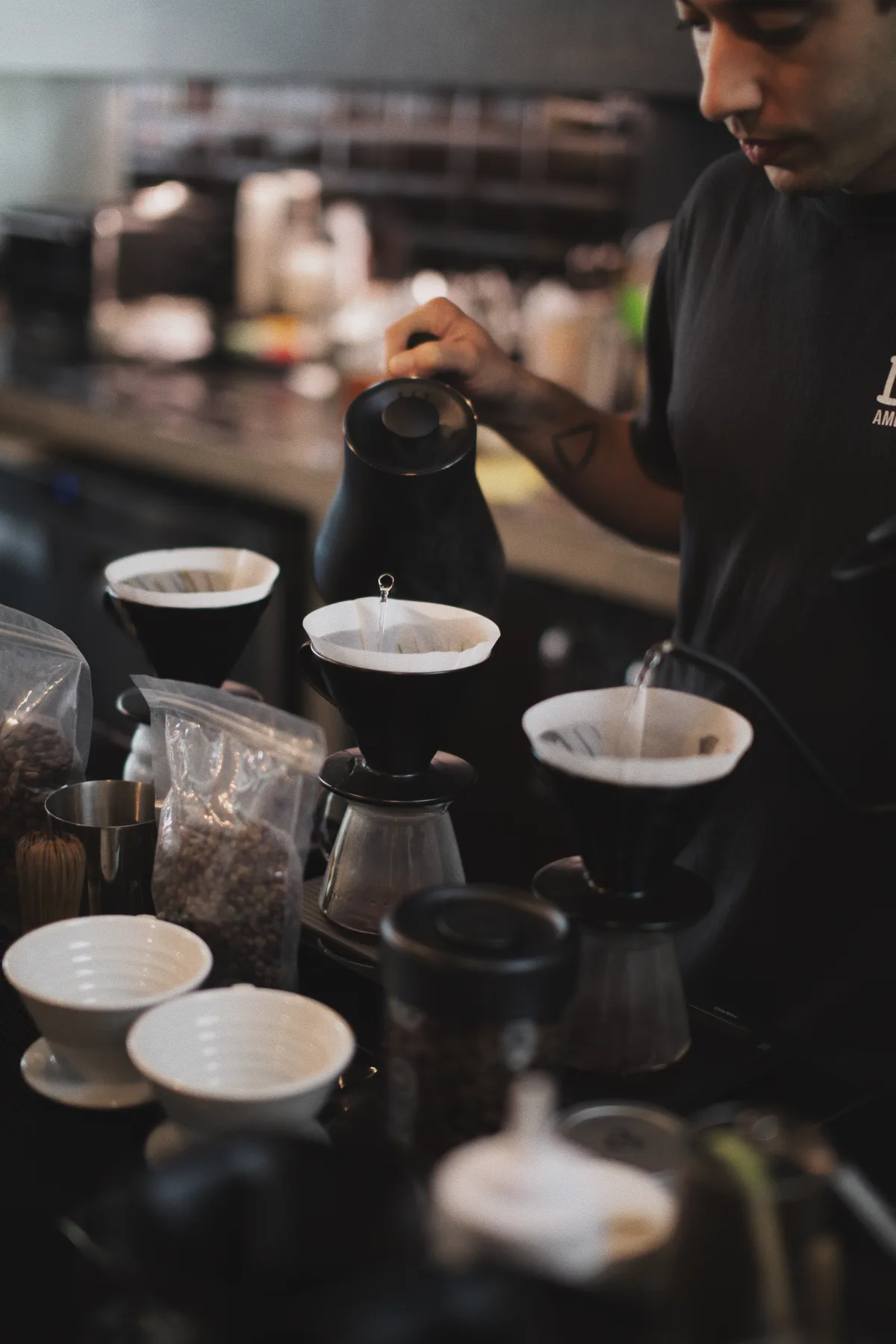 Barista preparando un café filtrado en V60 sobre la balanza