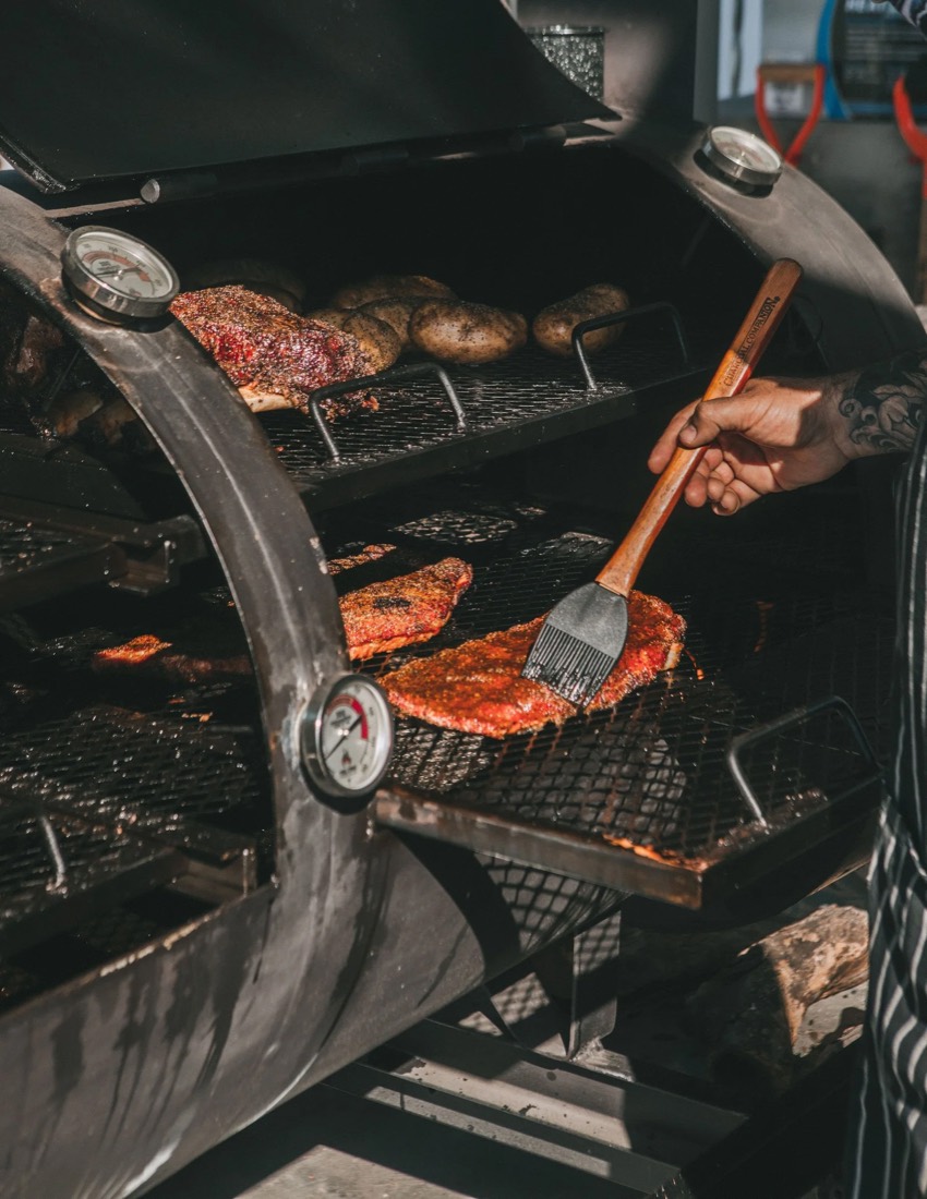 Carnes cocinándose dentro del ahumador de Taba BBQ