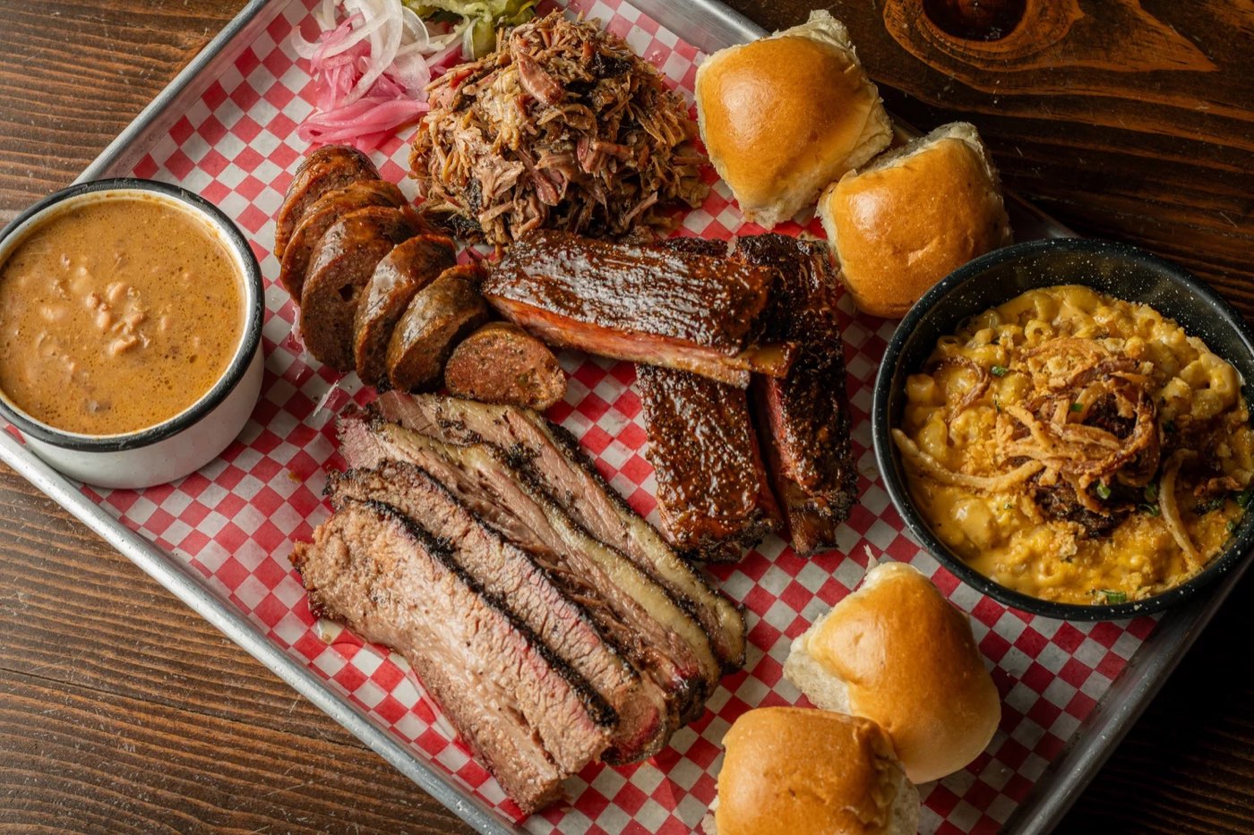 Charola BBQ Lover de Taba BBQ con brisket, costillas St. Louis, pulled pork, salchicha, mac and cheese, frijoles y panecitos