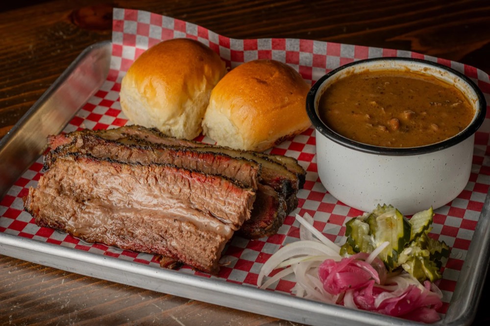 Brisket Plate: rebanadas de brisket ahumado con frijoles, pickles, cebolla morada y panecitos