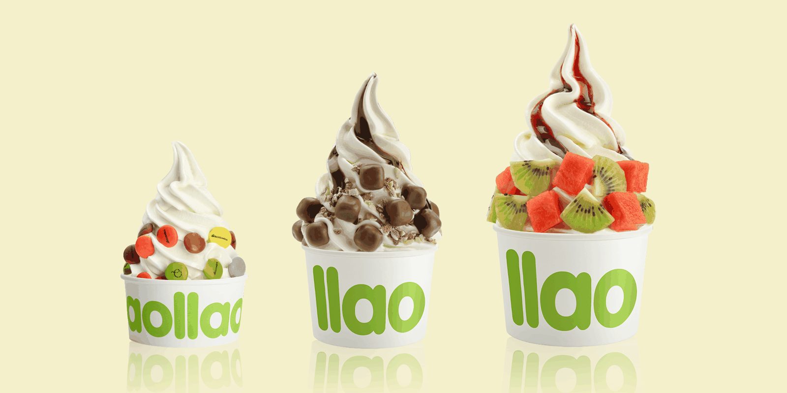 Tres tarrinas de frozen yogurt llaollao con fresas, kiwi, chocolate y galleta
