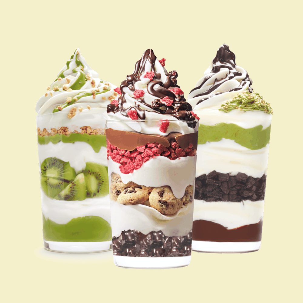 Tres vasos Luxe de llaollao con capas de yogurt helado, pistacho, kiwi, frambuesa y chocolate