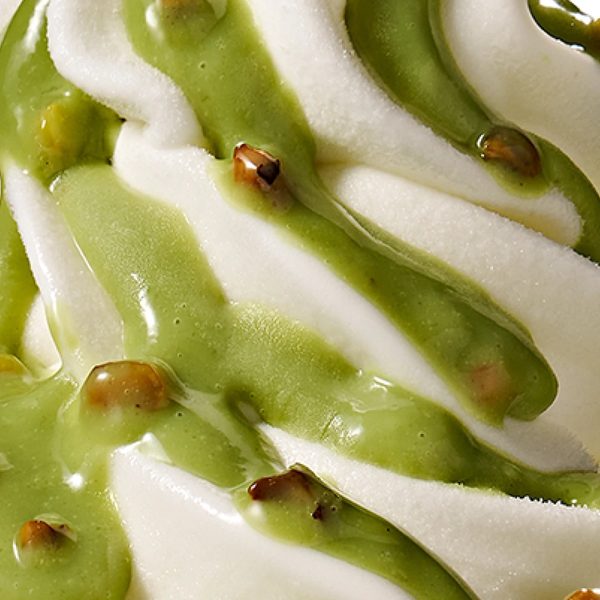 Yogurt helado bañado en salsa de pistacho