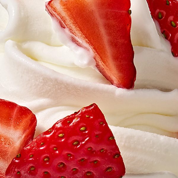 Primer plano de yogurt helado con fresas frescas