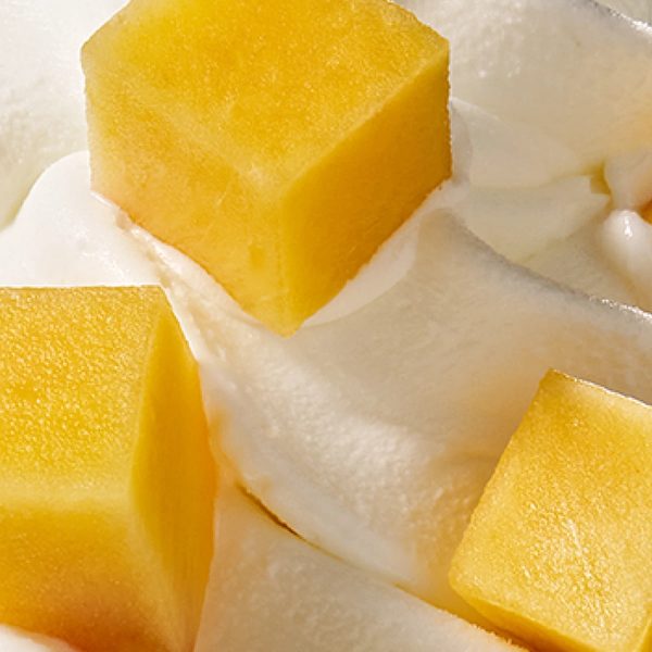 Yogurt helado con cubos de mango