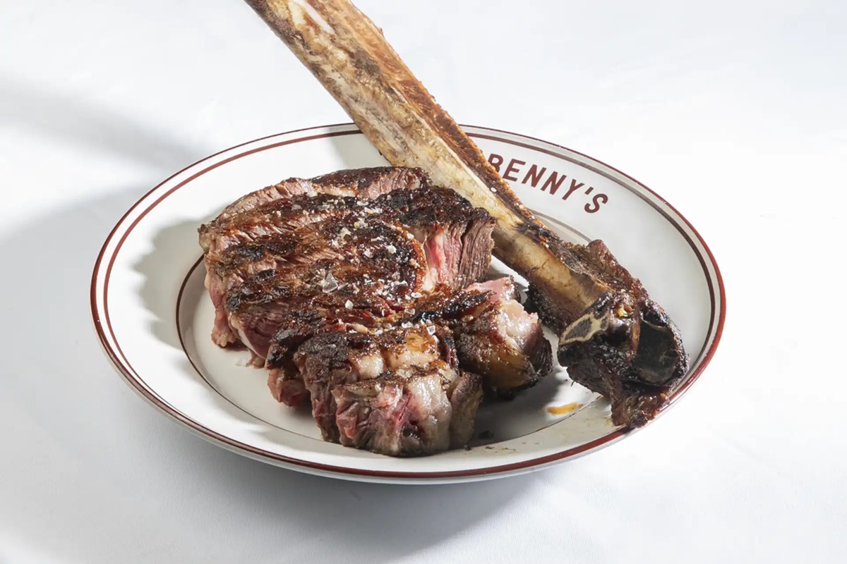 Corte de res con hueso a la parrilla, rebanado, en un plato de Benny's