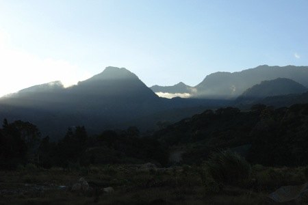 Montañas al amanecer vistas desde las fincas Kotowa en Boquete