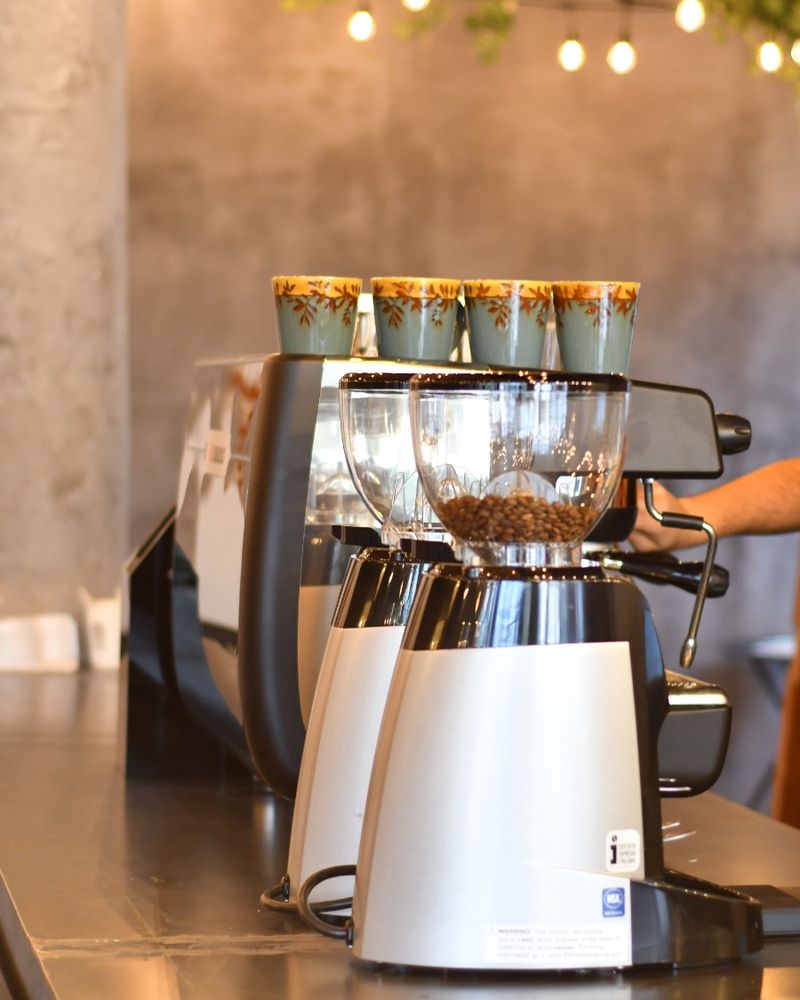 Molinos de café en la barra de Boho Cafe
