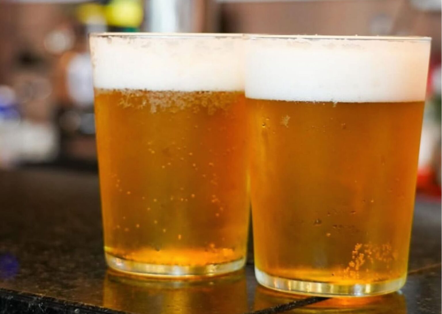 Dos cañas de cerveza de barril bien frías sobre la barra