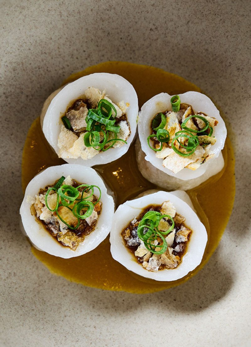 Plato de autor de Maito: rollos rellenos servidos sobre un caldo dorado