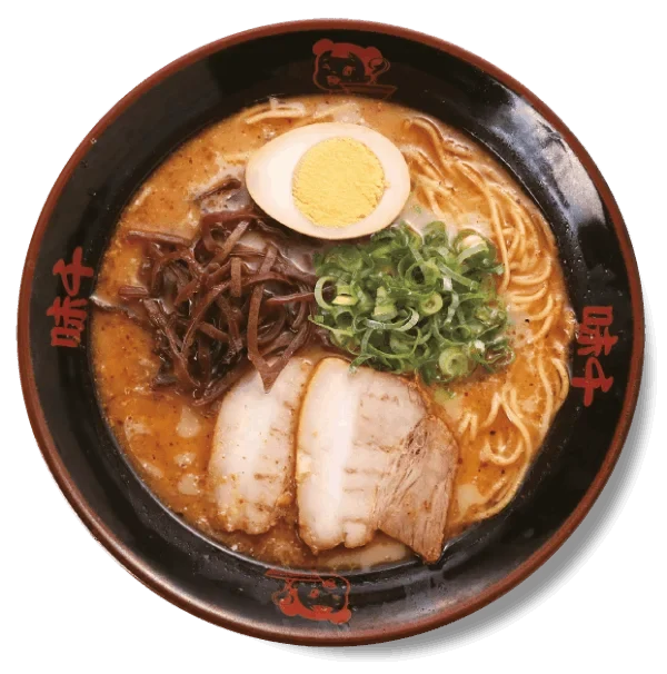 Bowl de ramen tonkotsu Ajisen visto desde arriba, con chashu, huevo marinado, cebollino y hongo kikurage