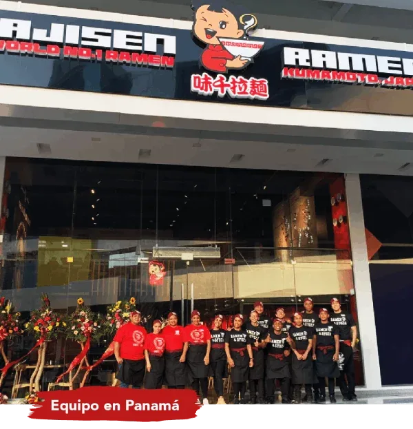Equipo de Ajisen Ramen Panamá frente a la fachada de uno de sus restaurantes