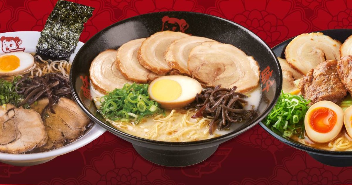 Tres bowls de ramen Ajisen con chashu, huevo marinado, cebollino y kikurage sobre fondo rojo